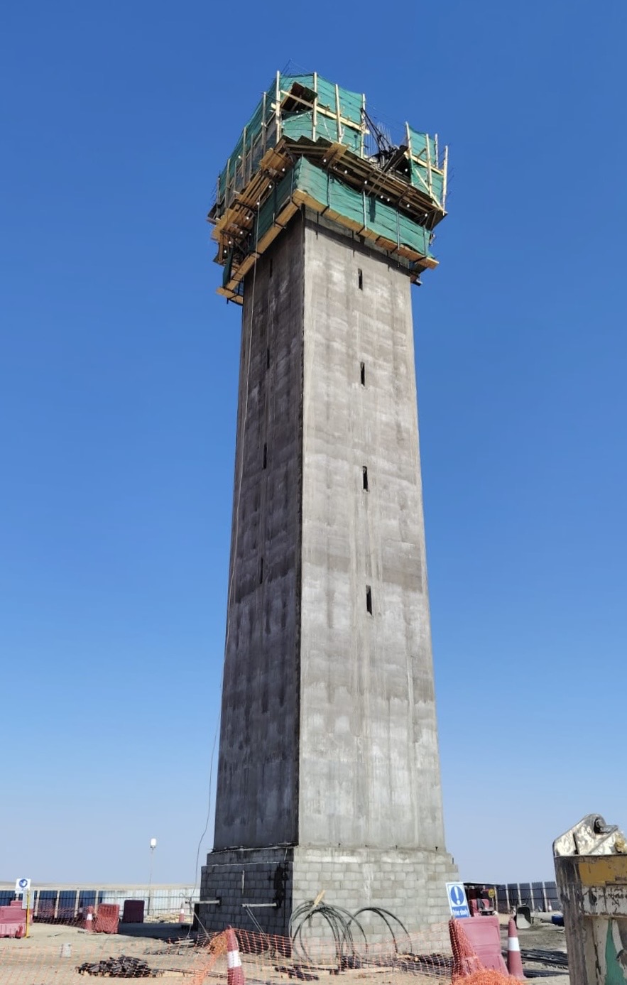 Side view of the concrete shaft and slipform platform